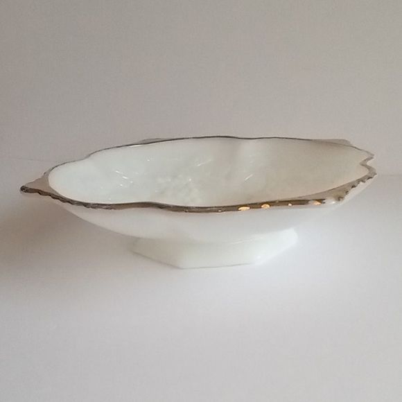 Vintage Anchor Hocking Milk Glass Bowl with Gold Trim Grape Pattern - Picture 3 of 8